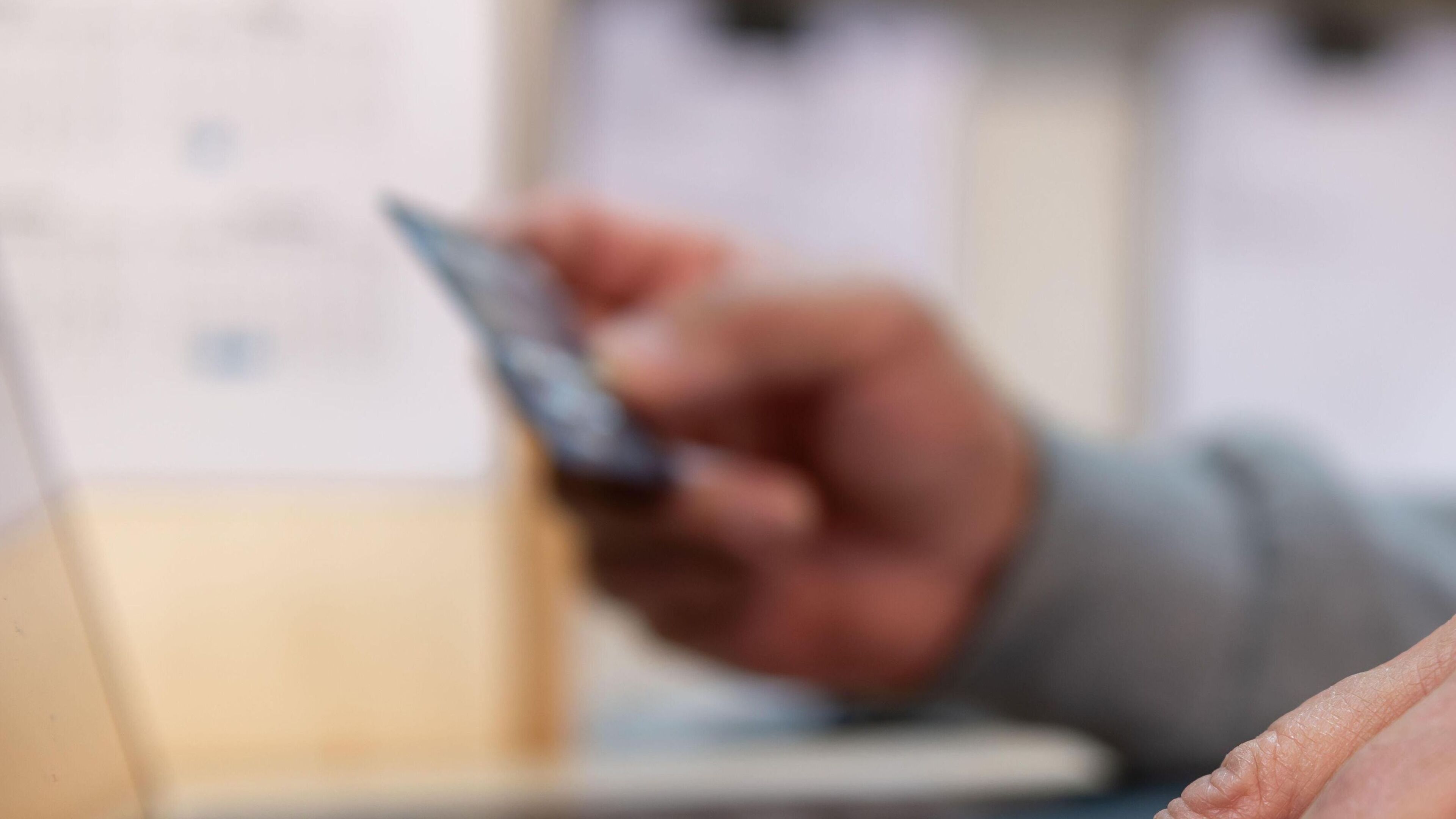 Limerick gardaí warn of ‘sophisticated scam’ after woman hands bank card to fraudster at front door